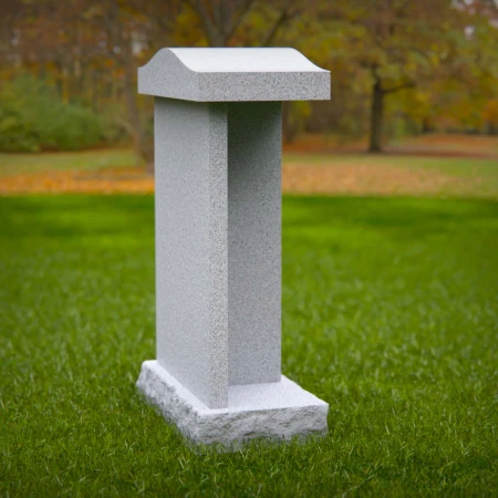 1975 - Granit-Urnen-Nischen-Denkmal mit gewölbter Spitze und drei Abteilungen