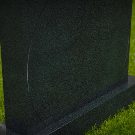 1610 - Minimalistisches Denkmal Grabstein mit subtiler kreisförmiger Gravur
