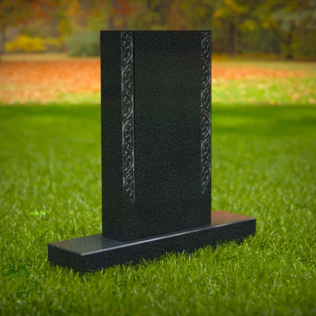 1581 - Lápida Clásica de Granito Negro con Grabado Ornamental en el Lado