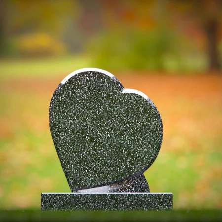 1946 - Herzförmiger Grabstein aus Granit - Elegantes Denkmal für anhaltende Liebe