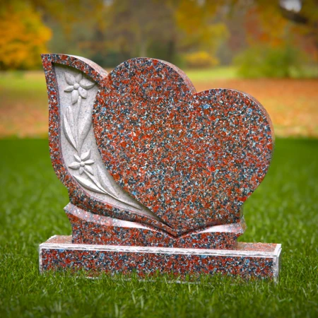 1955 - Herzförmiger Grabstein aus Granit mit geschnitzten Blumenakzenten