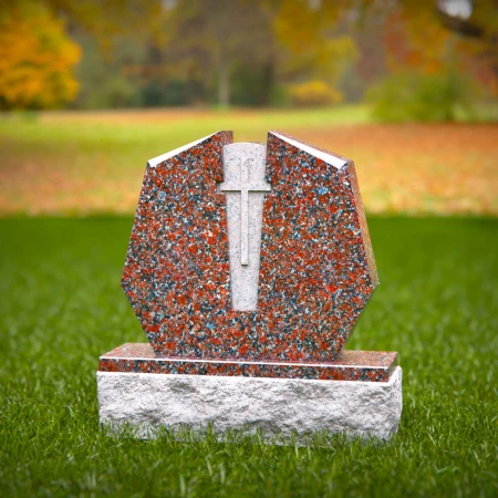 1947 - Geometrischer roter Granit-Grabstein mit Kreuz - Auffälliges Denkmaldesign