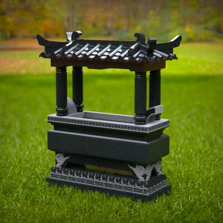 1595 - Traditionelles asiatisches Denkmal im friedlichen Umfeld