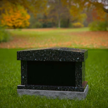 1971 - Klassisches Kremations-Nischen-Denkmal mit schrägem Dach