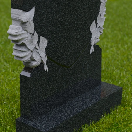 1736 - Herzförmiger Grabstein aus Granit mit Rosen-Schnitzereien