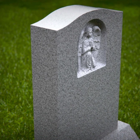 1916 - Monumento Vertical con Relieve de Ángel Tallado en Paisaje Sereno