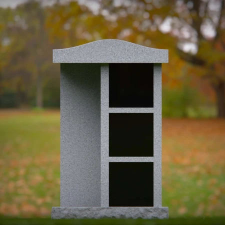 1975 - Granit-Urnen-Nischen-Denkmal mit gewölbter Spitze und drei Abteilungen