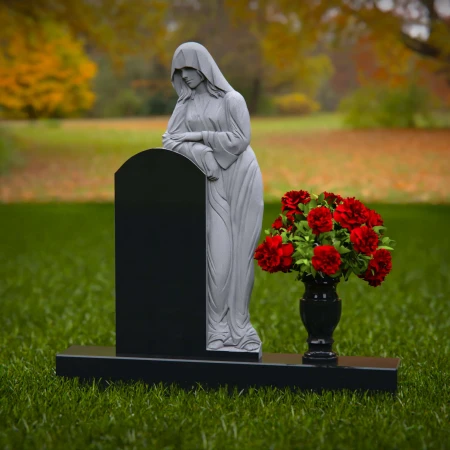 1910 - Monumento Triste con Figura en Duelo y Arreglo Floral