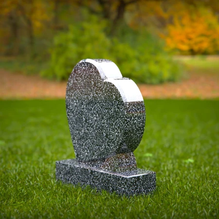 1946 - Herzförmiger Grabstein aus Granit - Elegantes Denkmal für anhaltende Liebe