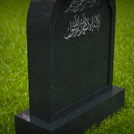 1593 - Lápida islámica con inscripción en árabe en un cementerio tranquilo