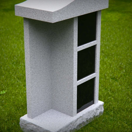 1975 - Granit-Urnen-Nischen-Denkmal mit gewölbter Spitze und drei Abteilungen