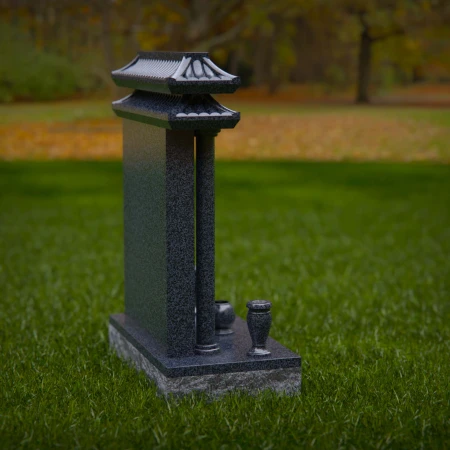 1907 - Klassisches Denkmal mit Ziegeldach und Säulenakzenten in einer friedlichen Landschaft