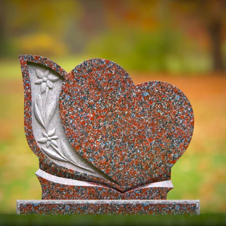 1955 - Herzförmiger Grabstein aus Granit mit geschnitzten Blumenakzenten