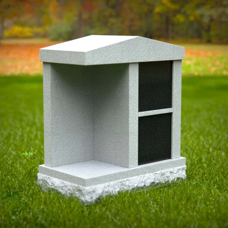 1967 - Granit-Kremationsdenkmal mit Dach-Design und zwei Nischen