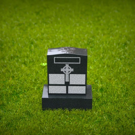 1565 - Schwarzer Granit Grabstein mit keltischem Kreuz und gravierten Paneelen
