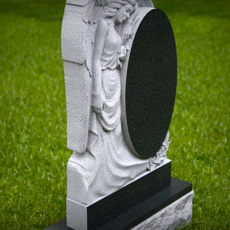 1864 - Lápida de Ángel en Duelo con Panel de Inscripción Ovalado y Detalle Floral