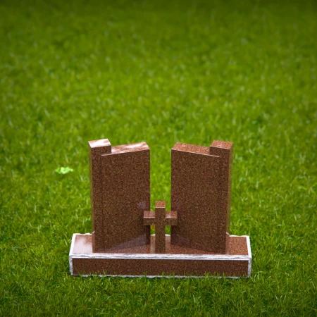 1937 - Modernes aufrechtes Denkmal mit ausgeschnittenem Kreuz und geometrischem Design