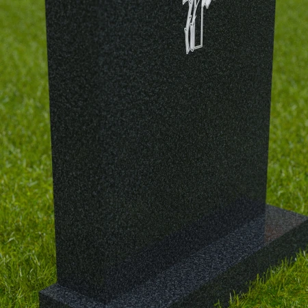 1702 - Traditioneller Gedenkstein mit Kreuz und Blumen-Gravur