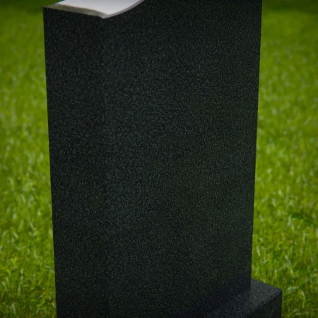 1764 - Eleganter aufrechter Grabstein mit gewölbter Spitze