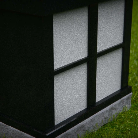 1974 - Modernes Granit-Kremationsnischen-Denkmal mit vier Lichttafelfächern