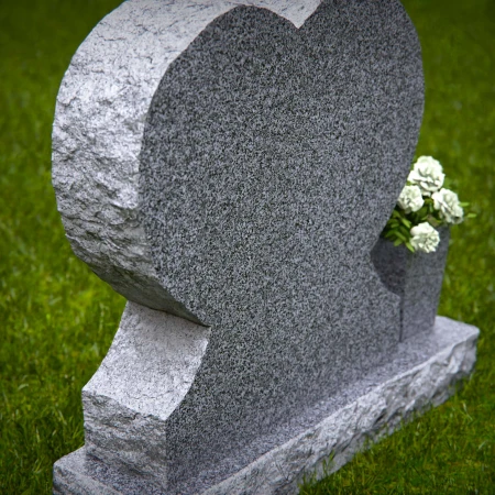 1915 - Herzförmiges Denkmal mit ruhigem Park