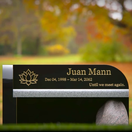 1988 - Lápida conmemorativa moderna con diseño de banco y adorno de lotus en piedra natural
