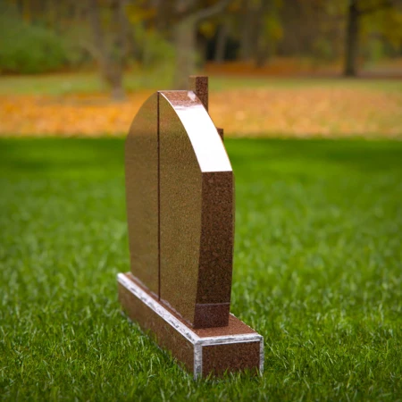 1945 - Traditioneller aufrechter Grabstein mit Kreuz-Design - Glaubens-inspirierter Grabmarker