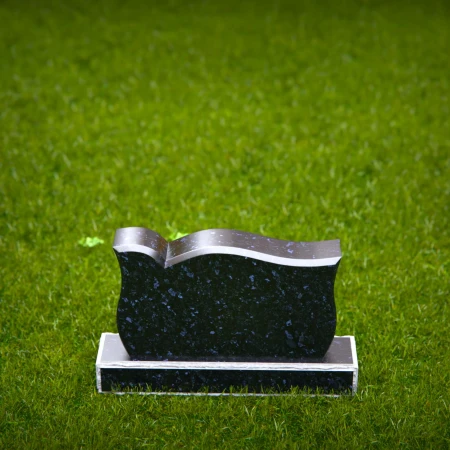 1948 - Moderna Lápida Conmemorativa de Granito Negro - Diseño de Cresta Curva