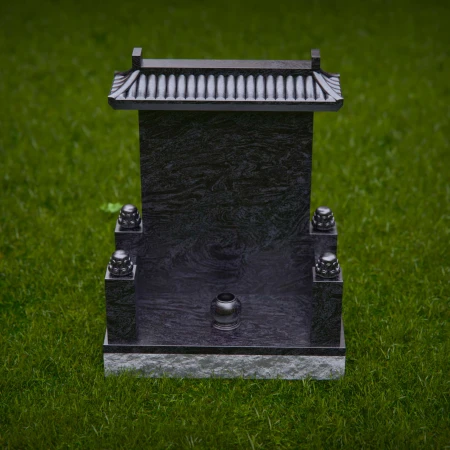 1900 - Traditionelles Denkmal mit Ziegeldach in ruhiger natürlicher Umgebung