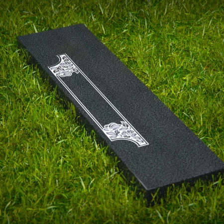 1648 - Flache Grabplatte aus Granit mit Blumen-Gravur