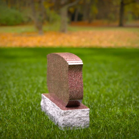 1963 - Traditioneller gebogener Granitgrabstein mit weichen Konturrändern