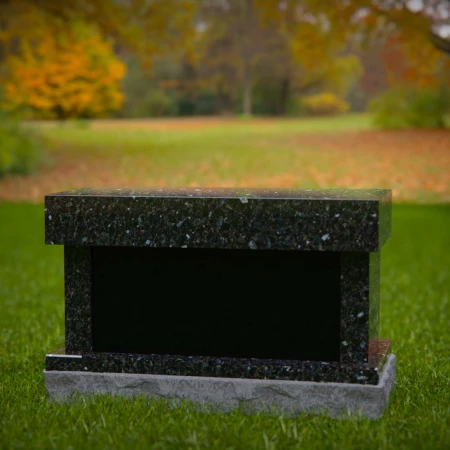 1969 - Poliertes Granit-Kremationsdenkmal mit Flachdach-Design