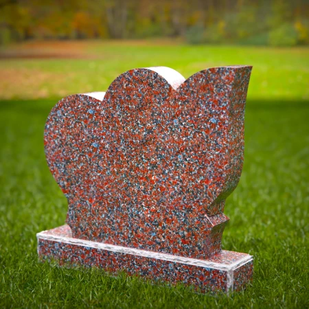 1955 - Herzförmiger Grabstein aus Granit mit geschnitzten Blumenakzenten