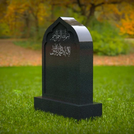 1593 - Lápida islámica con inscripción en árabe en un cementerio tranquilo