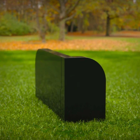 1988 - Lápida conmemorativa moderna con diseño de banco y adorno de lotus en piedra natural