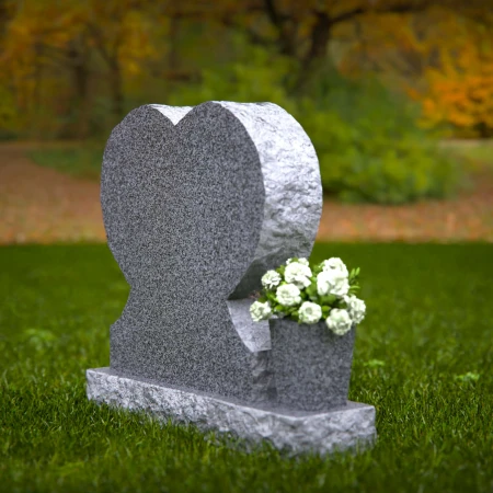 1915 - Herzförmiges Denkmal mit ruhigem Park