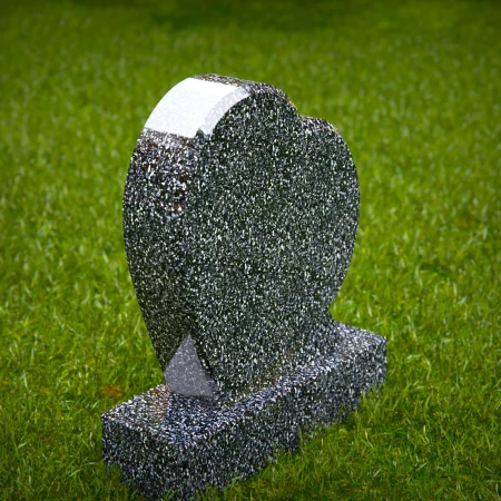 1946 - Herzförmiger Grabstein aus Granit - Elegantes Denkmal für anhaltende Liebe