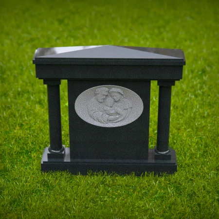 1561 - Schwarzes Granit-Mausoleum-Denkmal mit graviertem religiösem Porträt