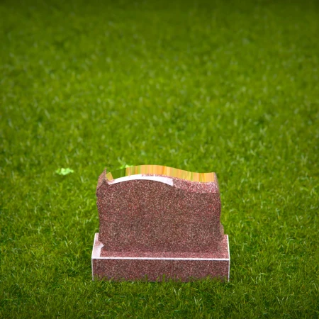 1960 - Elegante Grabplatte aus gebogenem Granit mit geschnitzten Ecken