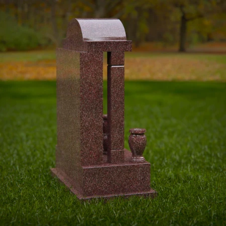 1886 - Traditioneller aufrechter Grabstein mit gewölbter Spitze und dekorativen Urnen