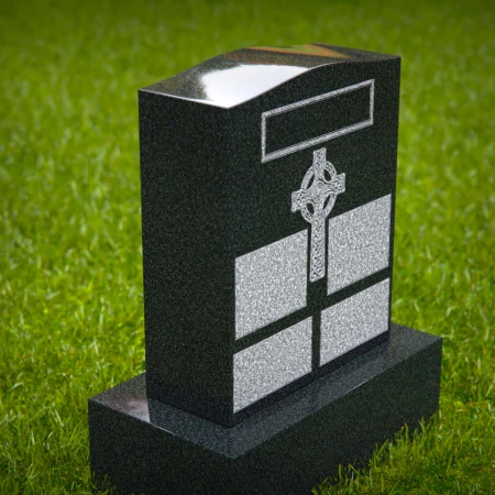 1565 - Schwarzer Granit Grabstein mit keltischem Kreuz und gravierten Paneelen