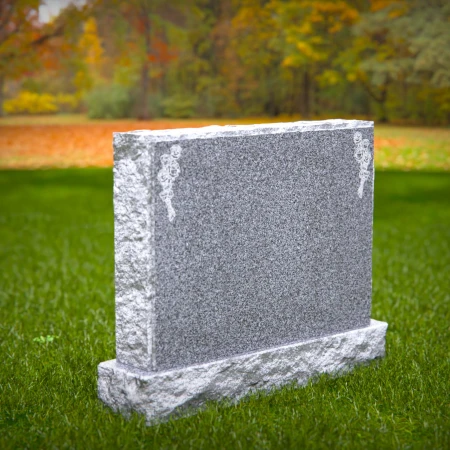 1831 - Lápida Conmemorativa Minimalista con Ramos de Rosas Grabados en un Entorno Natural