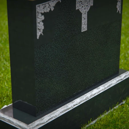 1585 - Elegante lápida conmemorativa de granito negro con cruz celta grabada
