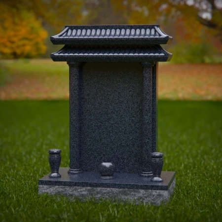 1907 - Klassisches Denkmal mit Ziegeldach und Säulenakzenten in einer friedlichen Landschaft
