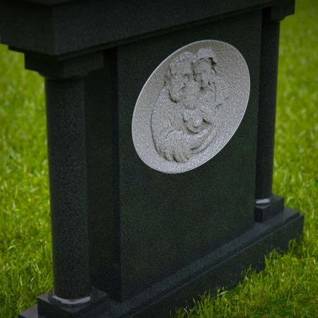 1561 - Schwarzes Granit-Mausoleum-Denkmal mit graviertem religiösem Porträt
