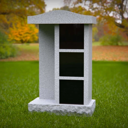 1975 - Granit-Urnen-Nischen-Denkmal mit gewölbter Spitze und drei Abteilungen