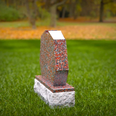 1947 - Geometrischer roter Granit-Grabstein mit Kreuz - Auffälliges Denkmaldesign