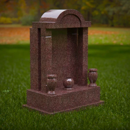 1886 - Traditioneller aufrechter Grabstein mit gewölbter Spitze und dekorativen Urnen