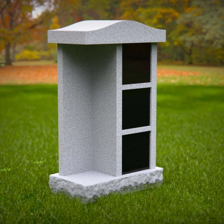 1975 - Granit-Urnen-Nischen-Denkmal mit gewölbter Spitze und drei Abteilungen