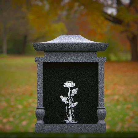 1903 - Künstlerisches Denkmal mit Lotusblumen-Gravur in friedlicher Umgebung